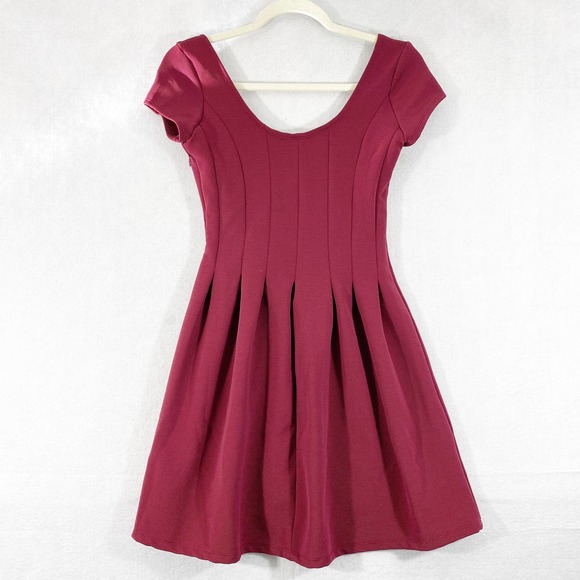 Urban Outfitters Dress XS Burgundy Red Pleated A-Line Mini Short Sleeve - Picture 2 of 10